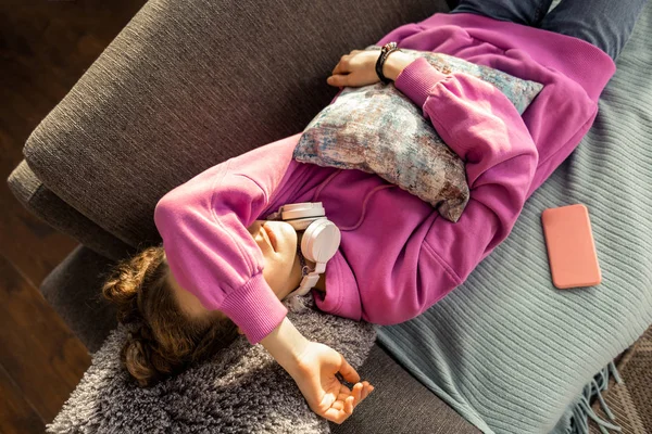 Вид зверху на дівчину в рожевому светрі, що засинає — стокове фото
