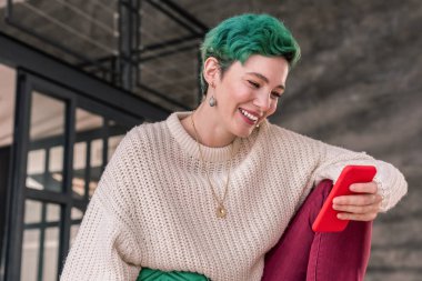 Adam yeşil saçlı eşi duygu memnun okuma mesajı