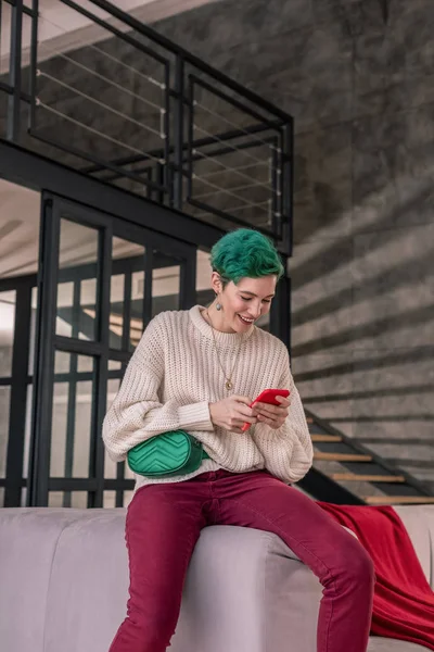Nő visel zöld frottir használ neki smartphone — Stock Fotó