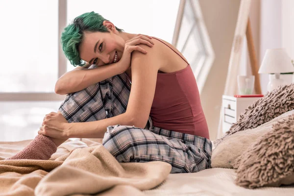 Zöld hajú nő élvezi reggel, könnyű, kényelmes szobájában — Stock Fotó