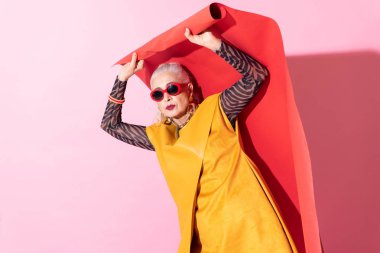 Stüdyoda çekim sahip ciddi emekli kadın