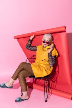 Yaratıcı sarışın kadın kişi kameraya bakıyor