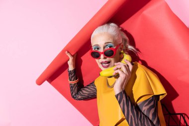 Çekici kadın yüzündeki gülümseme tutmak