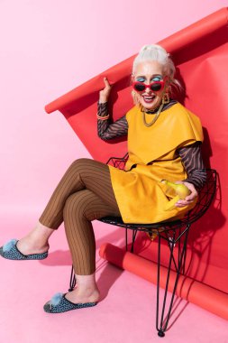 Çekim sırasında duygu mutluluk neşeli sarışın model