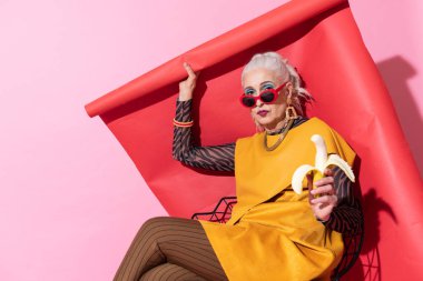 Özenli kadın kişi hakkında akşam yemeği zaman düşünme