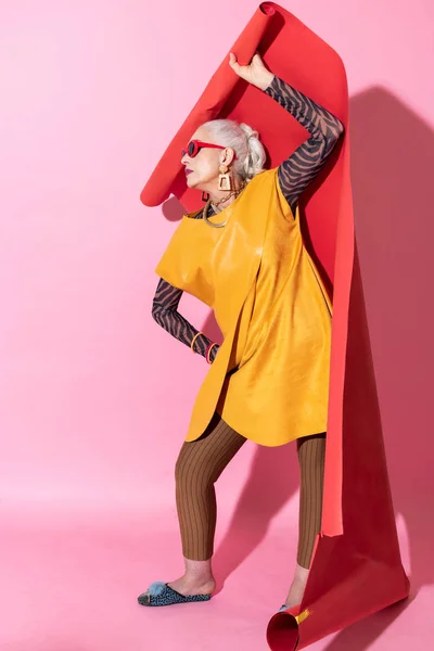 Attraktive blonde Frau posiert vor der Kamera im Studio — Stockfoto