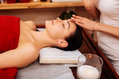 Meditatif esmer yakışıklı Bayan katı masaya dinlenme