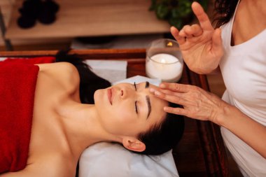 Egzotik uzman kadın beyaz alışılmadık masöz olmanın tek tip