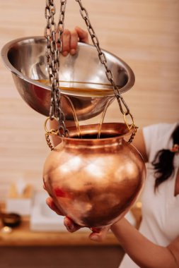 Çalışkan ana salonda bol miktarda petrol metal Reservoir dökme