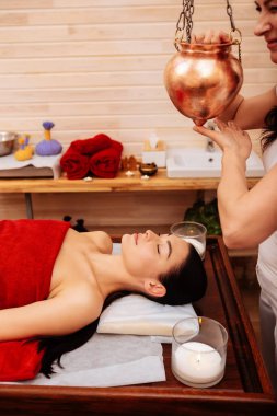 Rezervuar yalancı kadın egzotik yordamı için yukarıda yerleştirerek aktif yüksek lisans