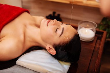 Yakışıklı çıplak kadın petrol kaplama akış sırasında dinlenme huzurlu