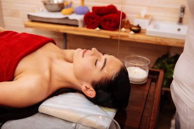 Uzun saçlı istemci Shirodhara tedavi yağ ile karşılaşan