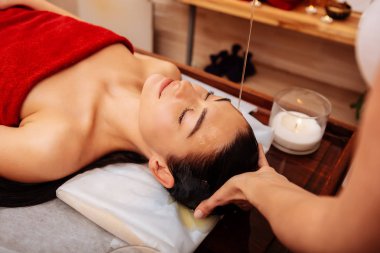 Esmer huzurlu genç kadın shirodhara tedavi tüm faydaları duygu