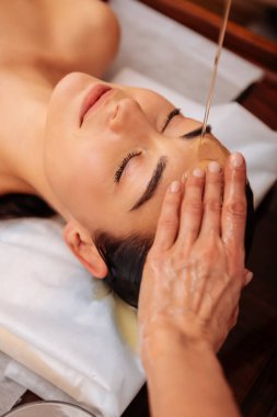 Ona müşteri alnına dokunmak dikkatli ve nazik master