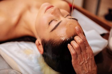 İşlem sırasında meditative duygu esmer uykulu kadın