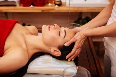 Kırmızı havlu işlem sırasında kapalı olmak çekici çıplak kadın