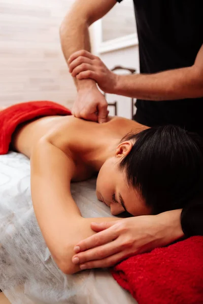 Mannelijke meester van Spa center geven professionele sterke massage — Stockfoto