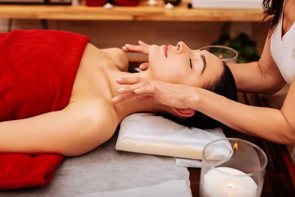 Mestre de massagem experiente usando técnica incomum para seu trabalho — Fotografia de Stock