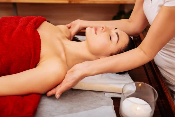 Diligente massaggiatrice professionale che tocca le spalle del suo cliente — Foto Stock