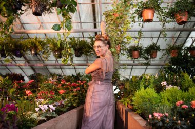 Size gülümseyen güzel çekici hoş kadın