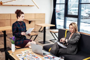 Başarılı müreffeh patronuyla konuşuyor kıvırcık yardımcı Sekreteri