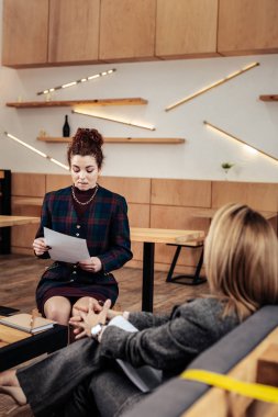 Uluslararası şirketin patronuyla konuşuyor genç kıvırcık stajyer