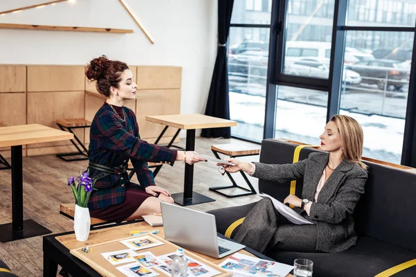 Eleganta sekreterare ger hennes Cv till välmående affärskvinna — Stockfoto