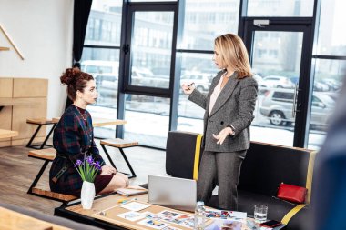 Patron Sekreteri ile tatmin olmayan gri kostüm duygu giyiyor