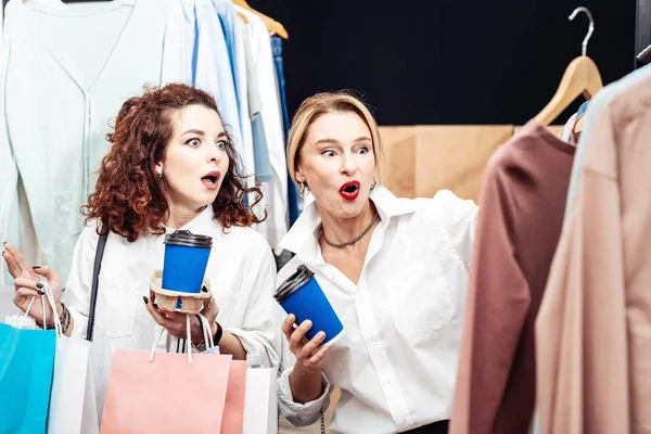 Madre e figlia si sentono sorprese vedendo il prezzo del maglione — Foto Stock