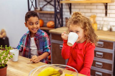 Olumlu memnun esmer çocuk gülümsemesi gösteren
