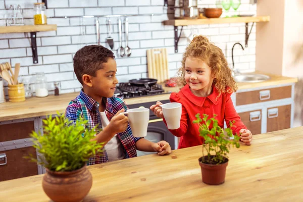 Crianças alegres que vão beber chá na cozinha — Fotografia de Stock
