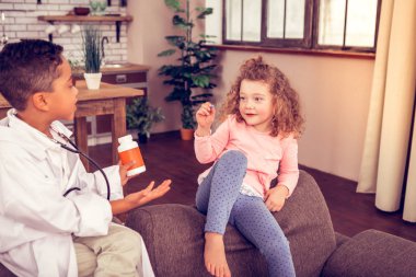 Olumlu memnun kıvırcık saçlı çocuk onun arkadaşı arıyorum