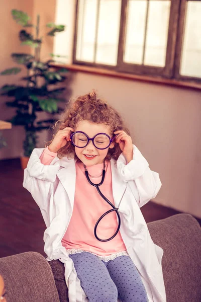 Positiv glad tjej att hålla leende på hennes ansikte — Stockfoto