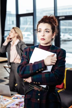 Esmer Sekreter sıkı patron olumsuz duyguları ile terk