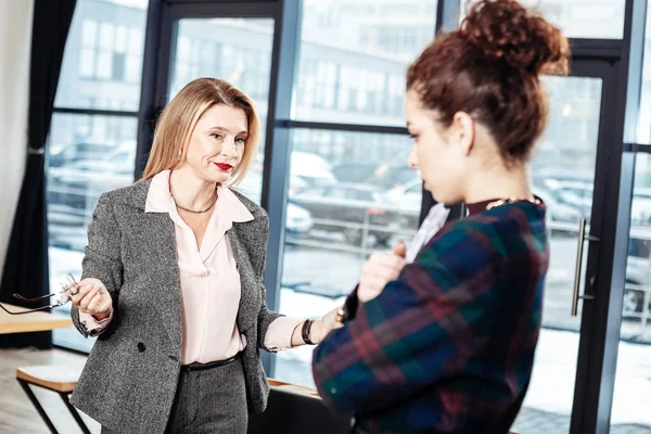 Affärskvinna med röda läppar känsla inte nöjd med nya arbetsprocesser — Stockfoto