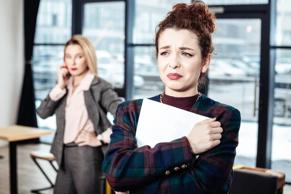 Contador llorando después de la entrevista de trabajo con estricta mujer de negocios —  Fotos de Stock