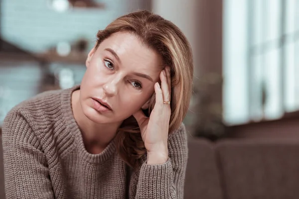 Wife having strong headache after big fight with husband — Stock Photo, Image