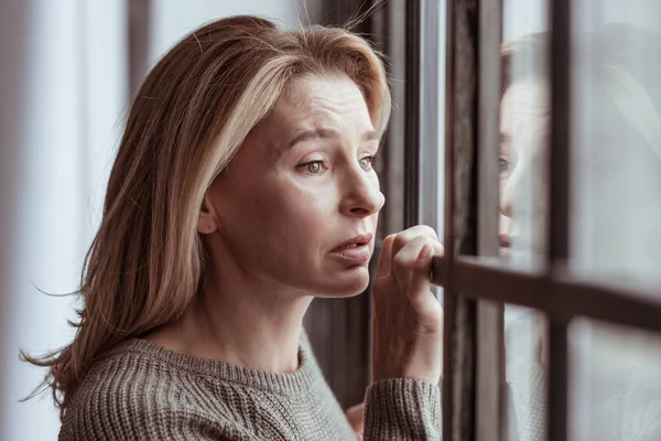 Vrouw gevoel emotionele zien auto-ongeluk vanuit het venster — Stockfoto