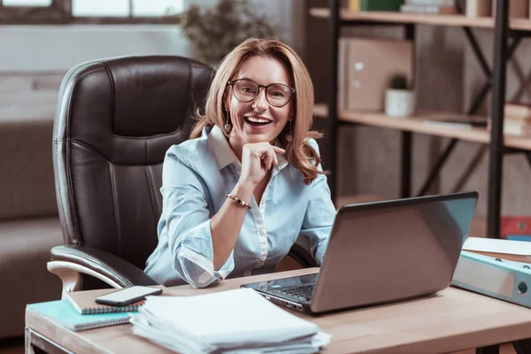 Trevlig erfaren advokat känsla upphetsad innan arbetet — Stockfoto