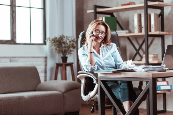 Vacker affärskvinna känsla bra mottagande samtal från make — Stockfoto