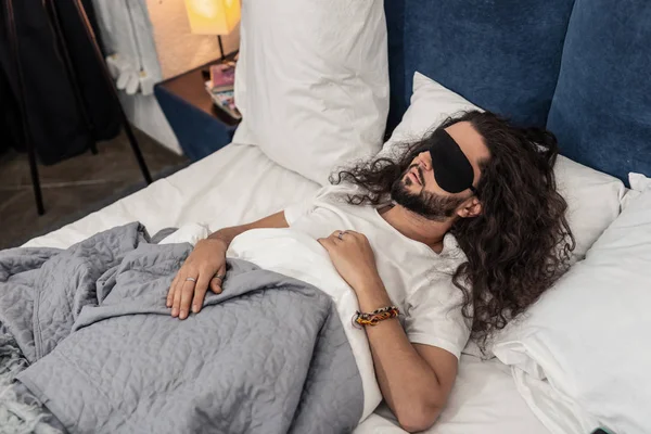 Bel homme barbu portant un masque de sommeil spécial — Photo