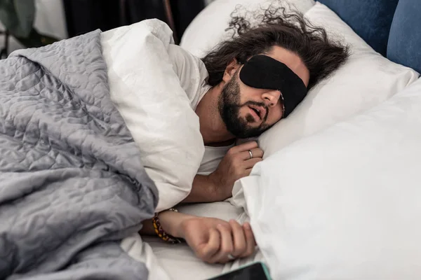 Nice pria berambut cokelat tidur di masker — Stok Foto