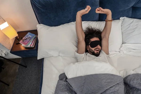 Feliz buen hombre despertando por la mañana — Foto de Stock