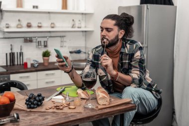 Hoş güzel genç adam lezzetli peynir yeme