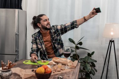 Mutfakta olmak hoş güzel adam