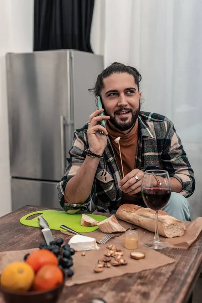 Feliz homem bonito ter uma conversa telefónica — Fotografia de Stock