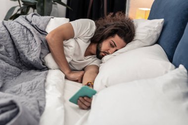 Uykulu sakallı adam sabah onun mesajlarını
