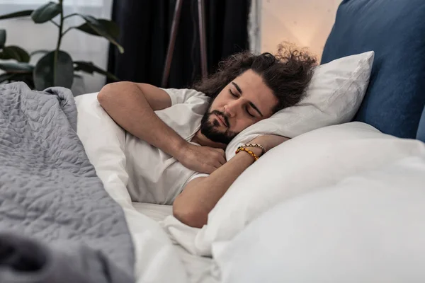 Agradable morena hombre teniendo un descanso en casa — Foto de Stock