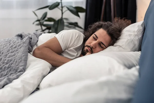 Hombre barbudo guapo estando en su dormitorio — Foto de Stock