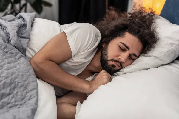 Ευχάριστη όμορφος άντρας ξαπλωμένος στο μαξιλάρι — Φωτογραφία Αρχείου